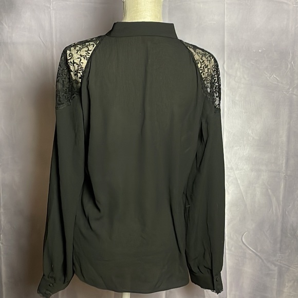 LAUNDRY by Shelli Segal Black Crepe Blouse with Lace Insets on Shoulders. Size M - Picture 4 of 6